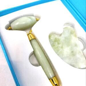 Facial Jade Roller New in Box  Massager Tool Facial Skin Roller Eye Face Wrinkle